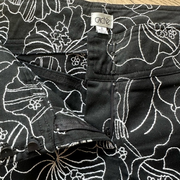 CACHE | Bermuda Embroidered White Lotus, Black and White | Size 2 - Picture 3 of 5